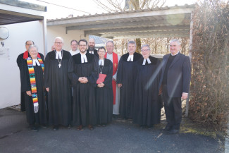 Gruppenfoto zum Ordinationsgottesdienst: Regionalbischof Klaus Stiegler (Dritter von links) nimmt die Ordination von Pfarrer Philipp Fischer (Fünfter von links) vor. Dekanin Ulrike Dittmar (Siebte von links) führt ihn in die Kirchengemeinde ein. Weiter auf dem Foto (v. li. n. re): Gerhard Beck, Heidi Gentzwein, Wolfgang Fischer (verdeckt), Klaus Stiegler, Gemeindereferent Christian Deuber, Philipp Fischer, David Scherf, Ulrike Dittmar, Jürgen Weich, Stefan Drechsler, Klaus Stolz, Dekan Alfons Kaufmann