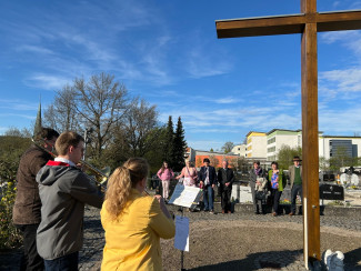Der Posaunenchor spielt Osterlieder am Friedhof
