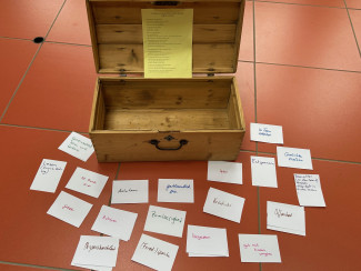 2.	Ausgehend von Jesu Gleichnis von den anvertrauten Talenten Silbergeld (Mt 25,14-30) fanden der Kirchenvorstand seine Stärken heraus – und wie sie sie miteinander gewinnbringend einsetzen können.