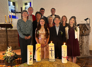 Gruppenfoto Konfirmation mit Kirchenvorstand